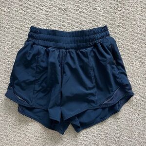 LuluLemon Hotty Hot Low-Rise Lined Short 2.5"